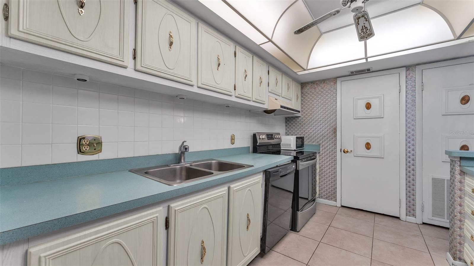 Image 14 of 40 For 1130 Lake Parker Avenue A109