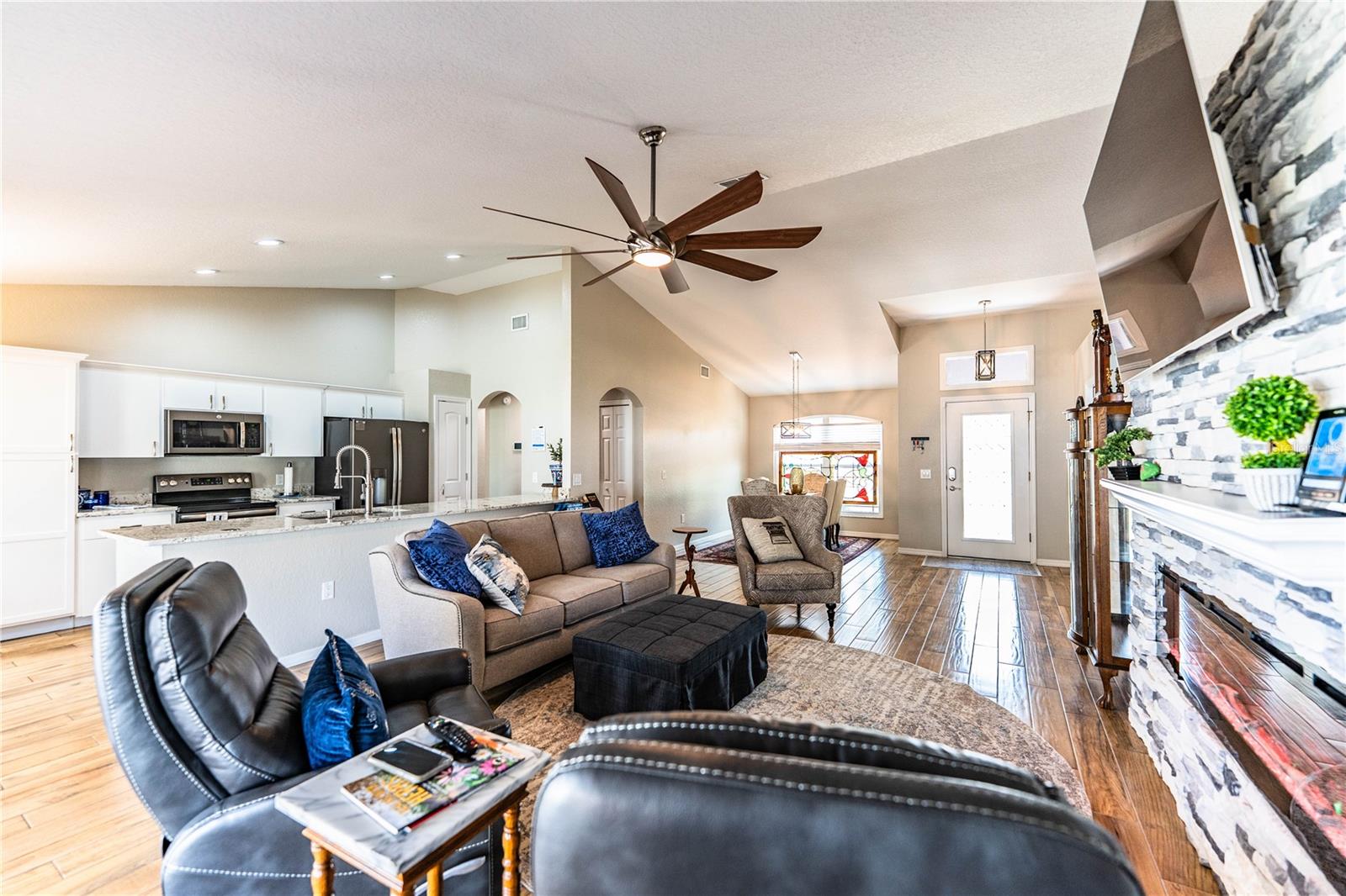 Image 14 of 48 For 7144 Remington Oaks Loop