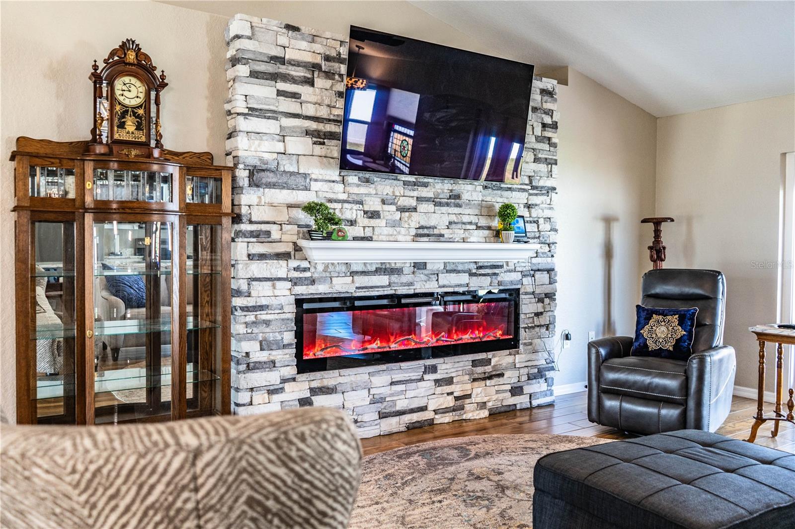 Image 15 of 48 For 7144 Remington Oaks Loop