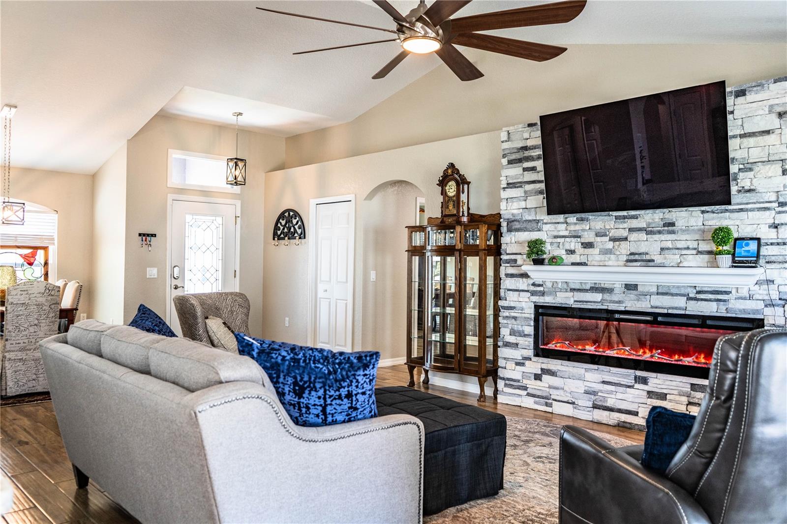 Image 16 of 48 For 7144 Remington Oaks Loop