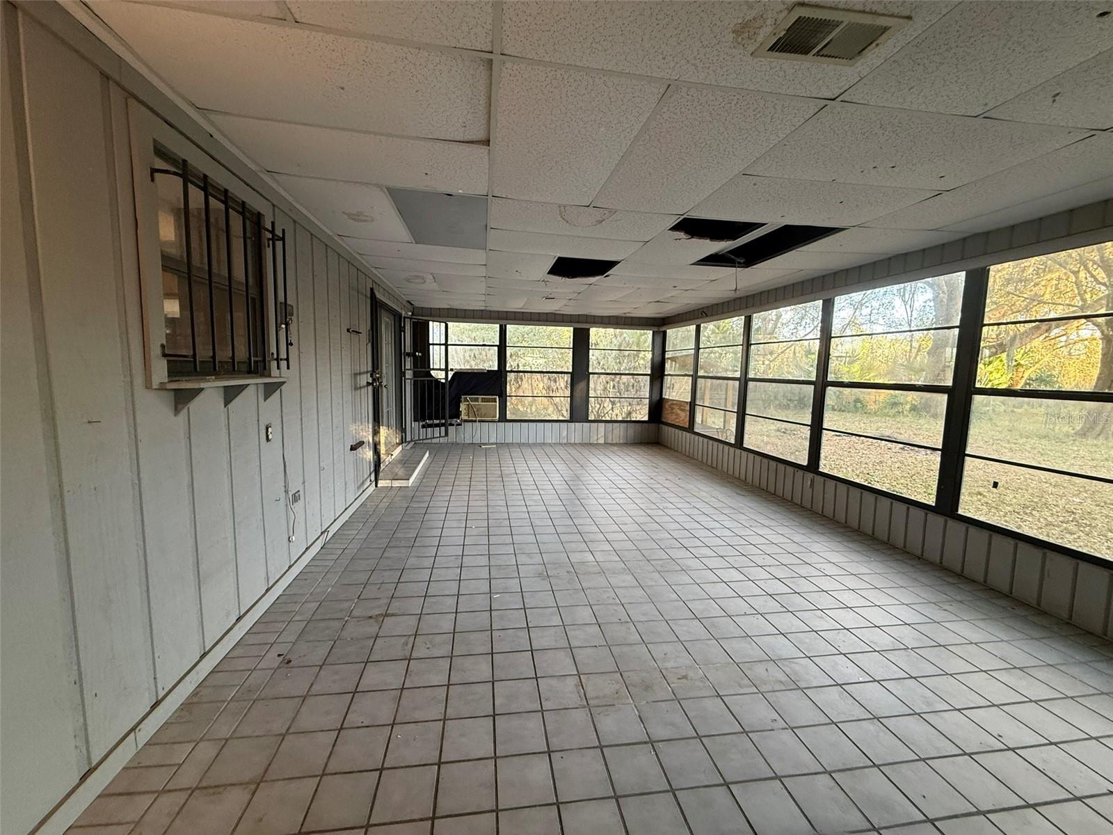 Image 11 of 15 For 337 Denton Avenue