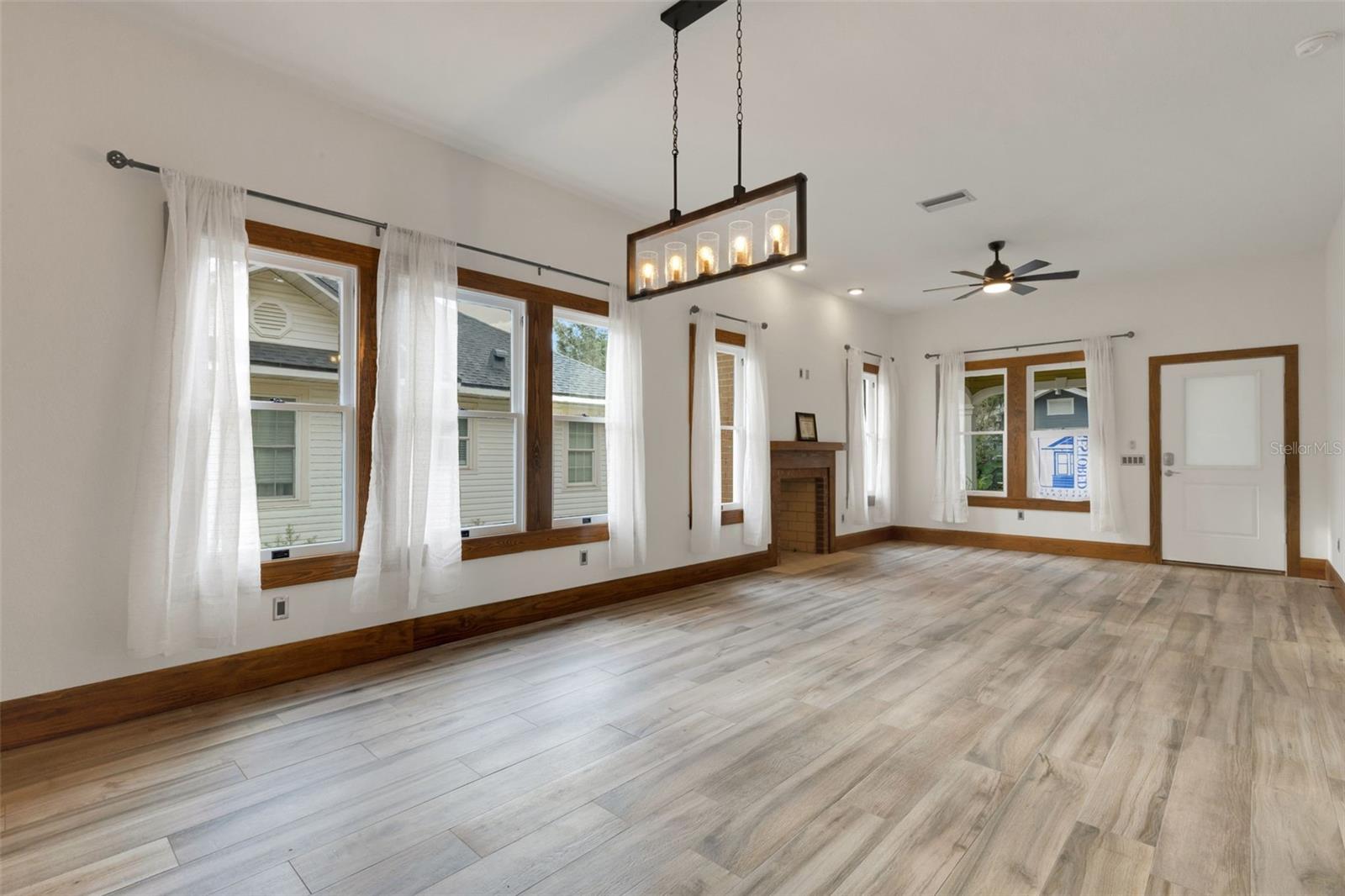 Image 10 of 51 For 711 Lime Street