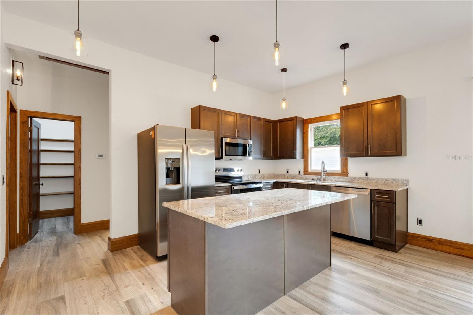 Image 11 of 51 For 711 Lime Street