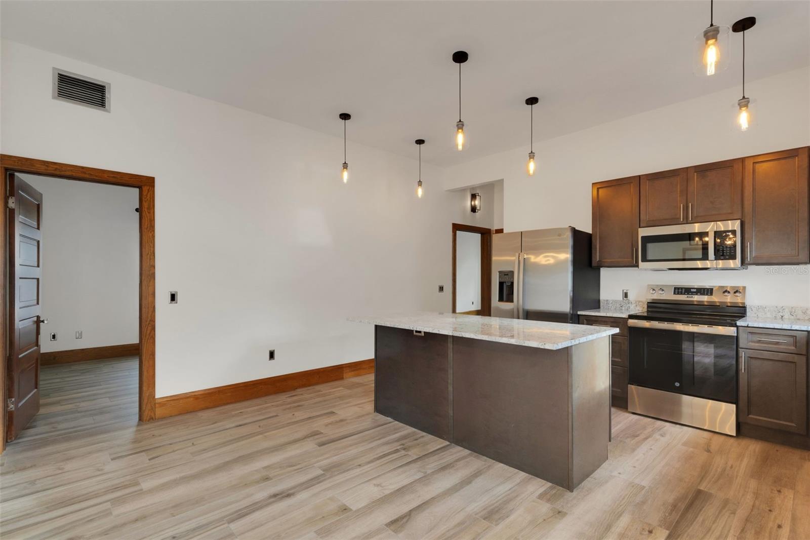 Image 12 of 51 For 711 Lime Street