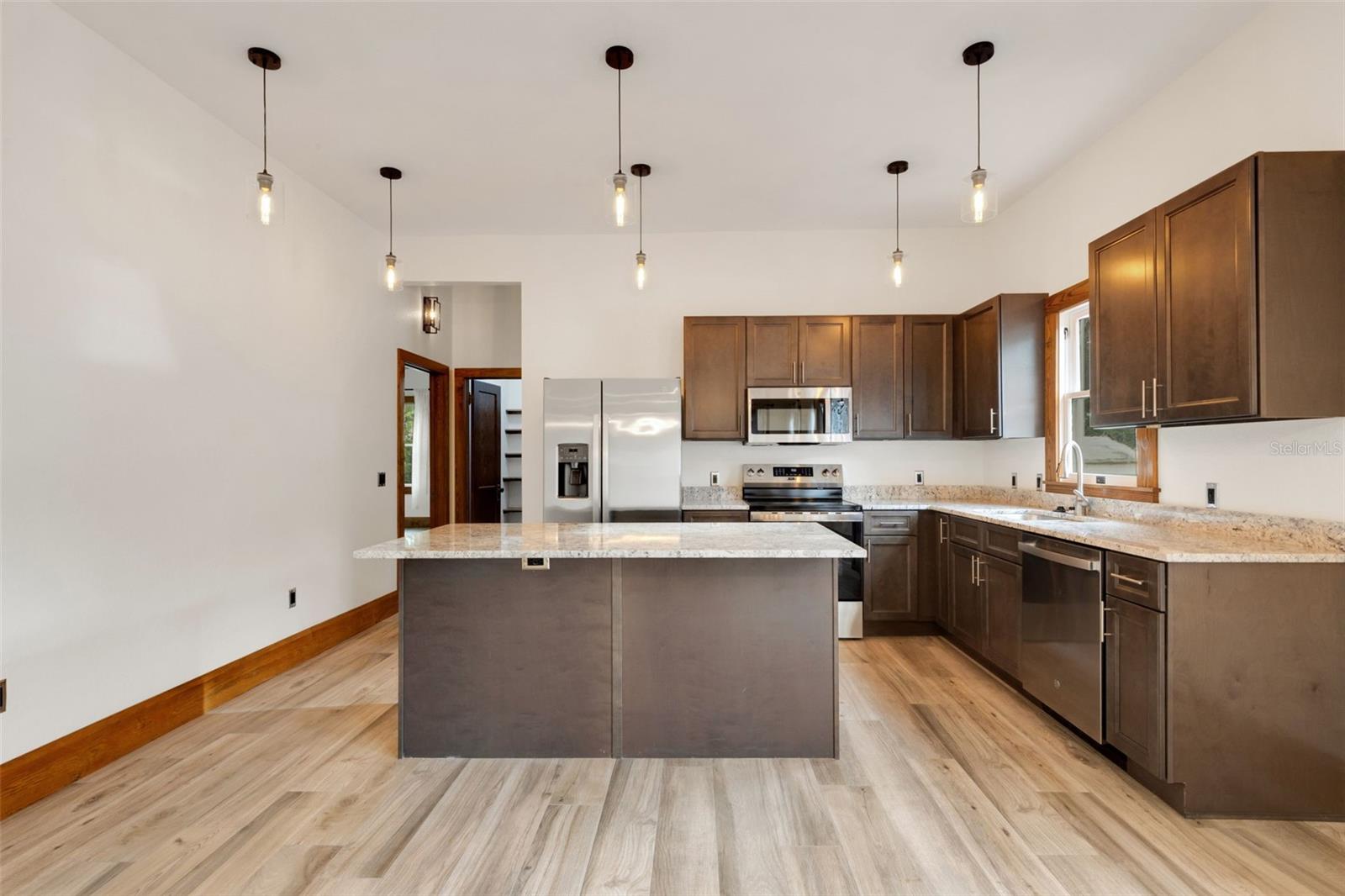 Image 13 of 51 For 711 Lime Street