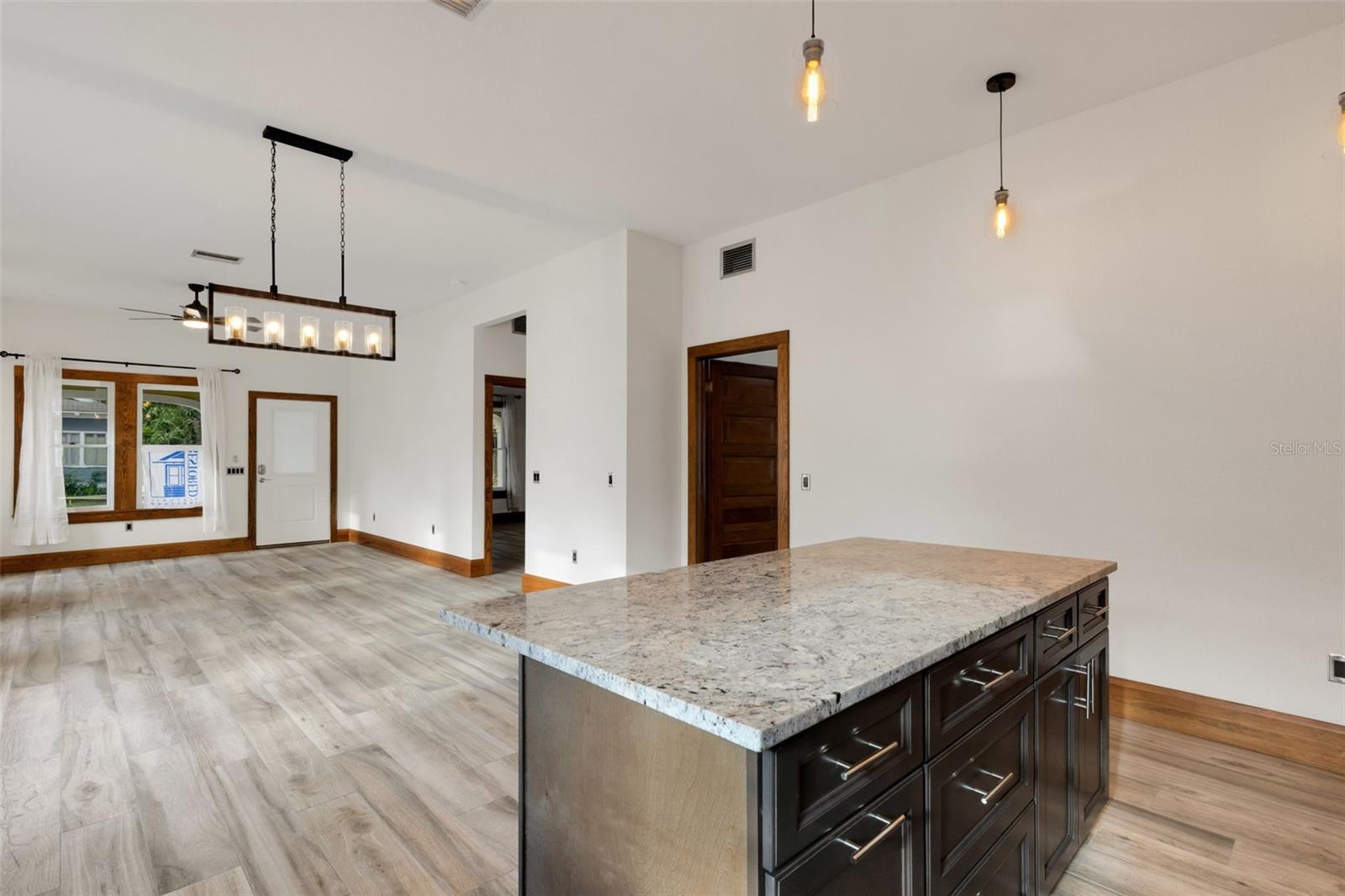 Image 15 of 51 For 711 Lime Street