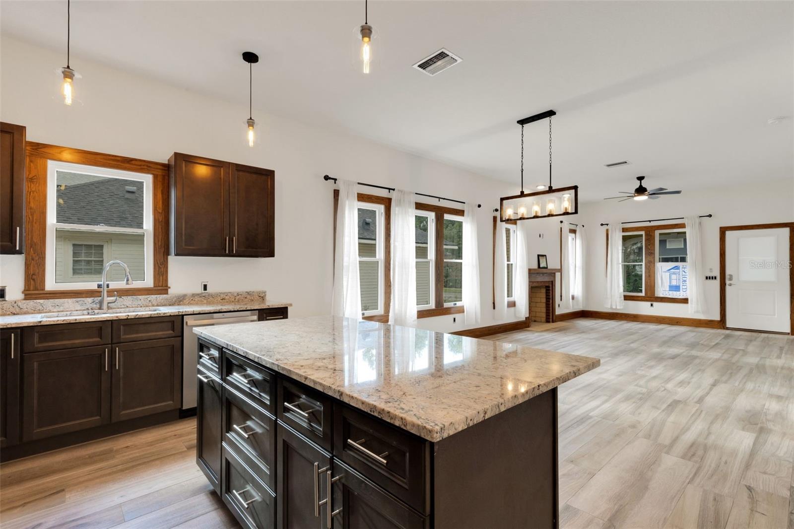 Image 16 of 51 For 711 Lime Street