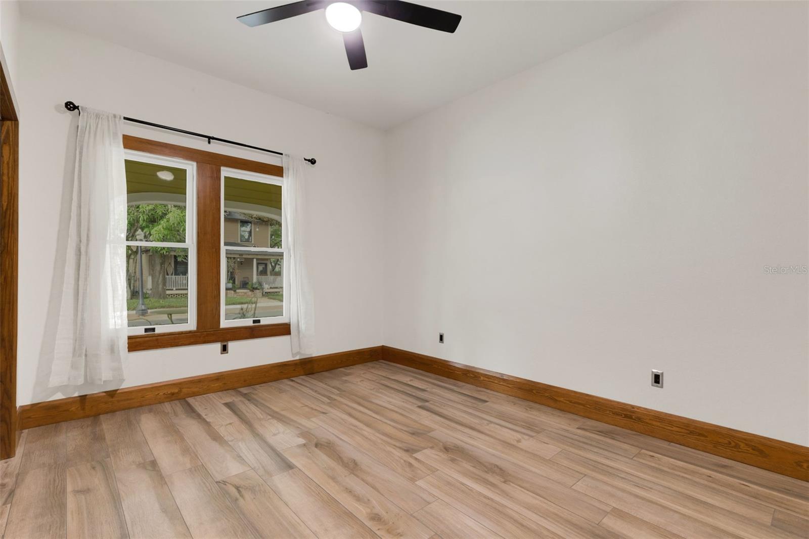 Image 17 of 51 For 711 Lime Street