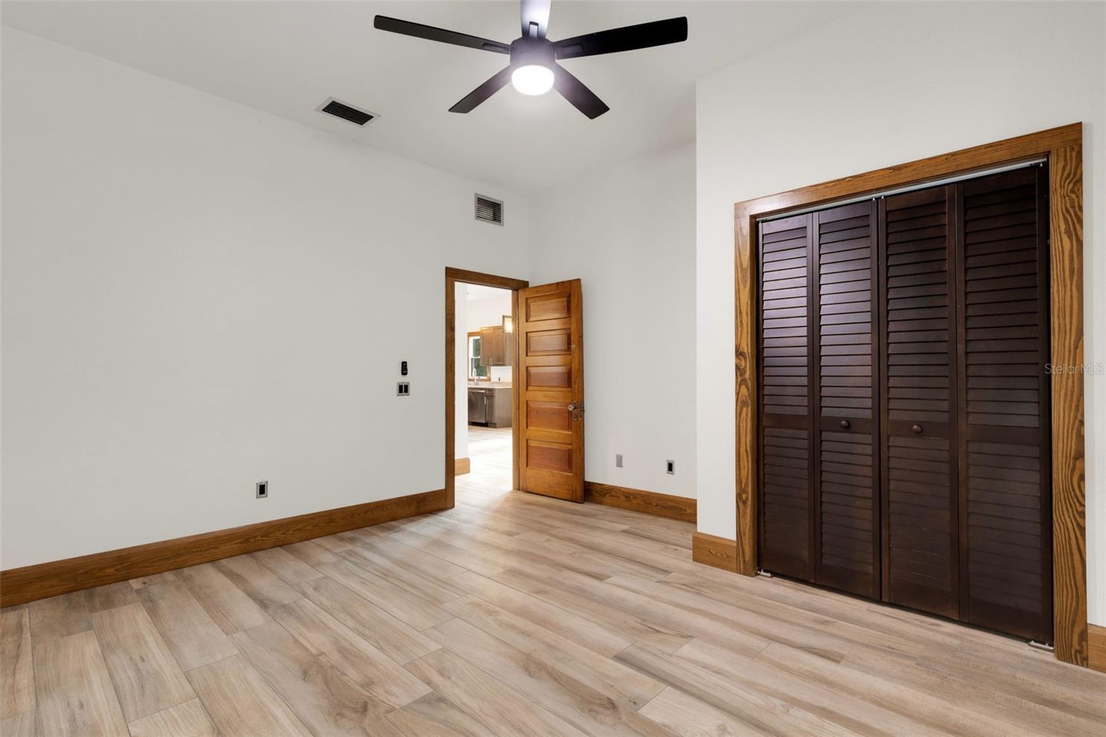 Image 19 of 51 For 711 Lime Street