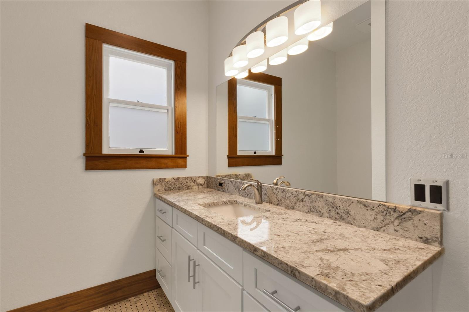 Image 20 of 51 For 711 Lime Street