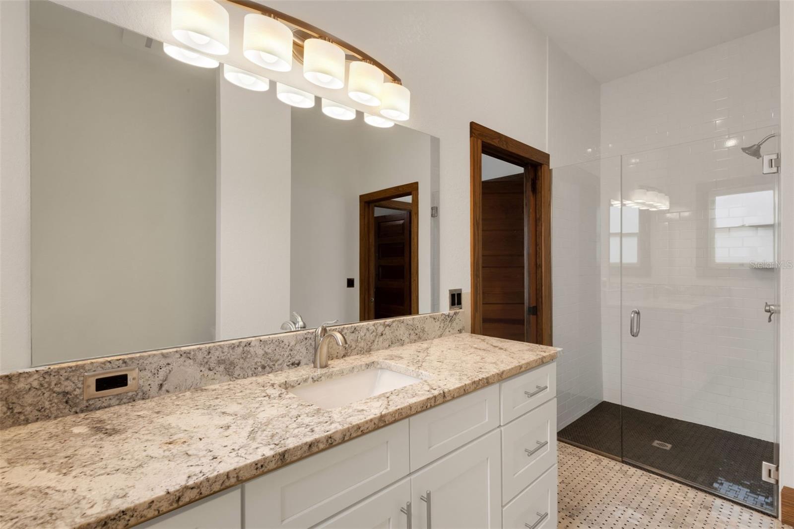 Image 22 of 51 For 711 Lime Street