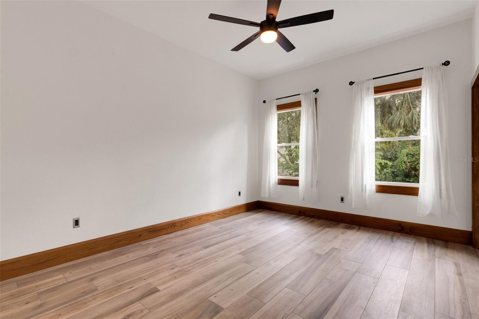 Image 27 of 51 For 711 Lime Street