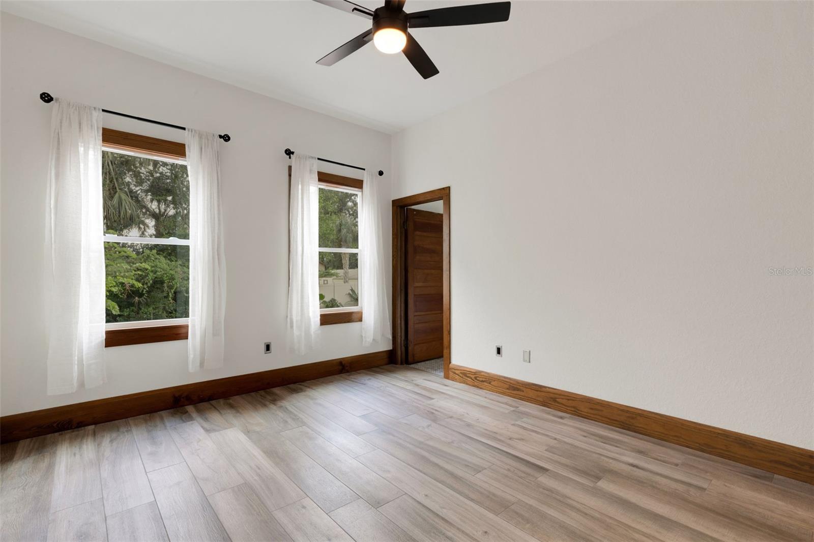 Image 28 of 51 For 711 Lime Street