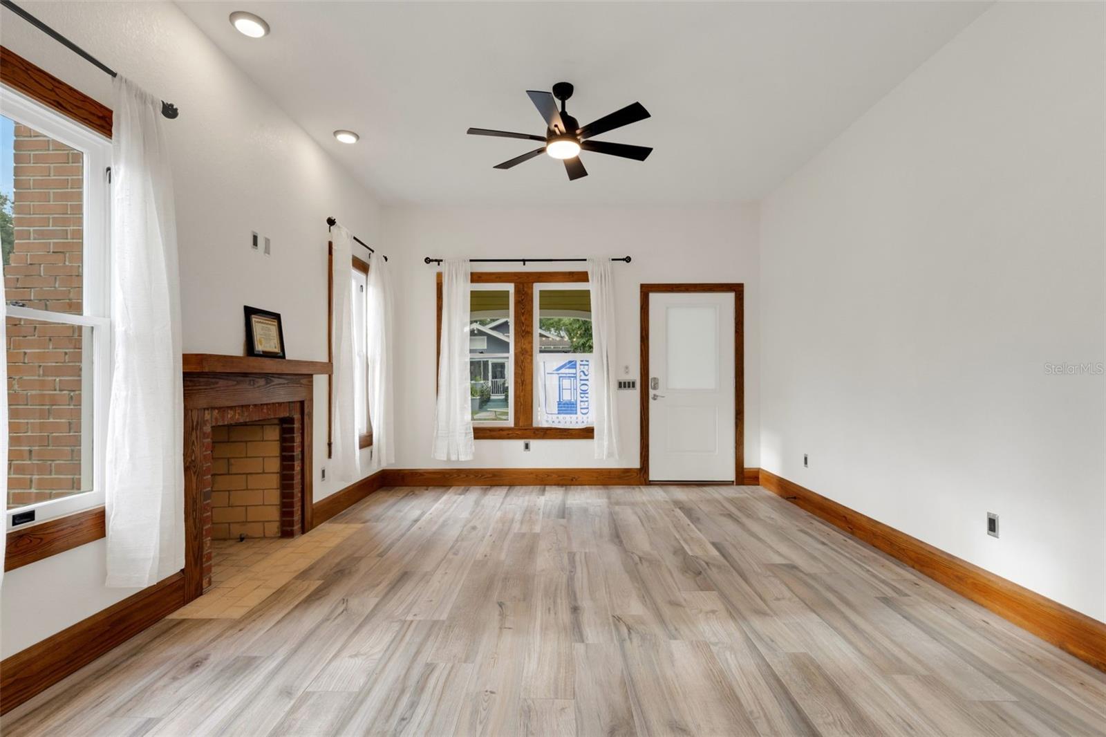 Image 3 of 51 For 711 Lime Street