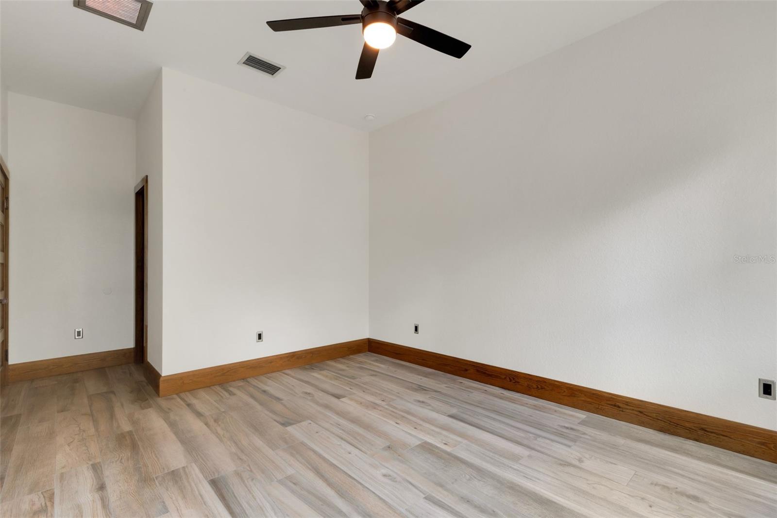 Image 30 of 51 For 711 Lime Street