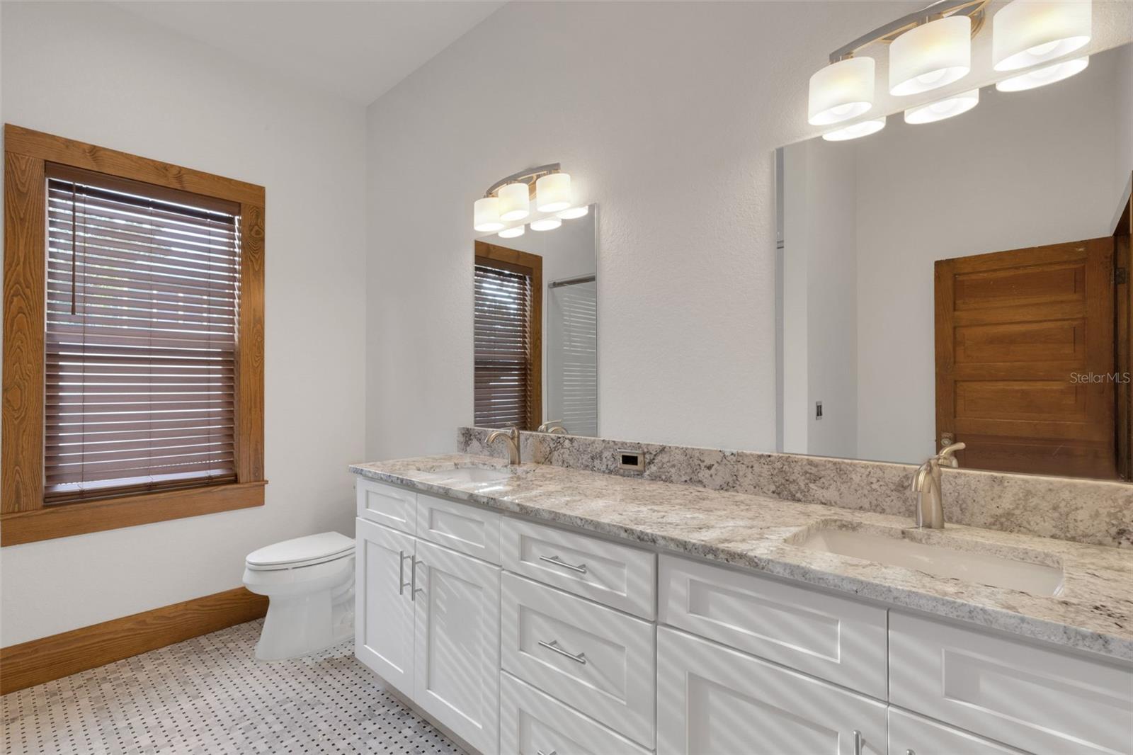 Image 31 of 51 For 711 Lime Street