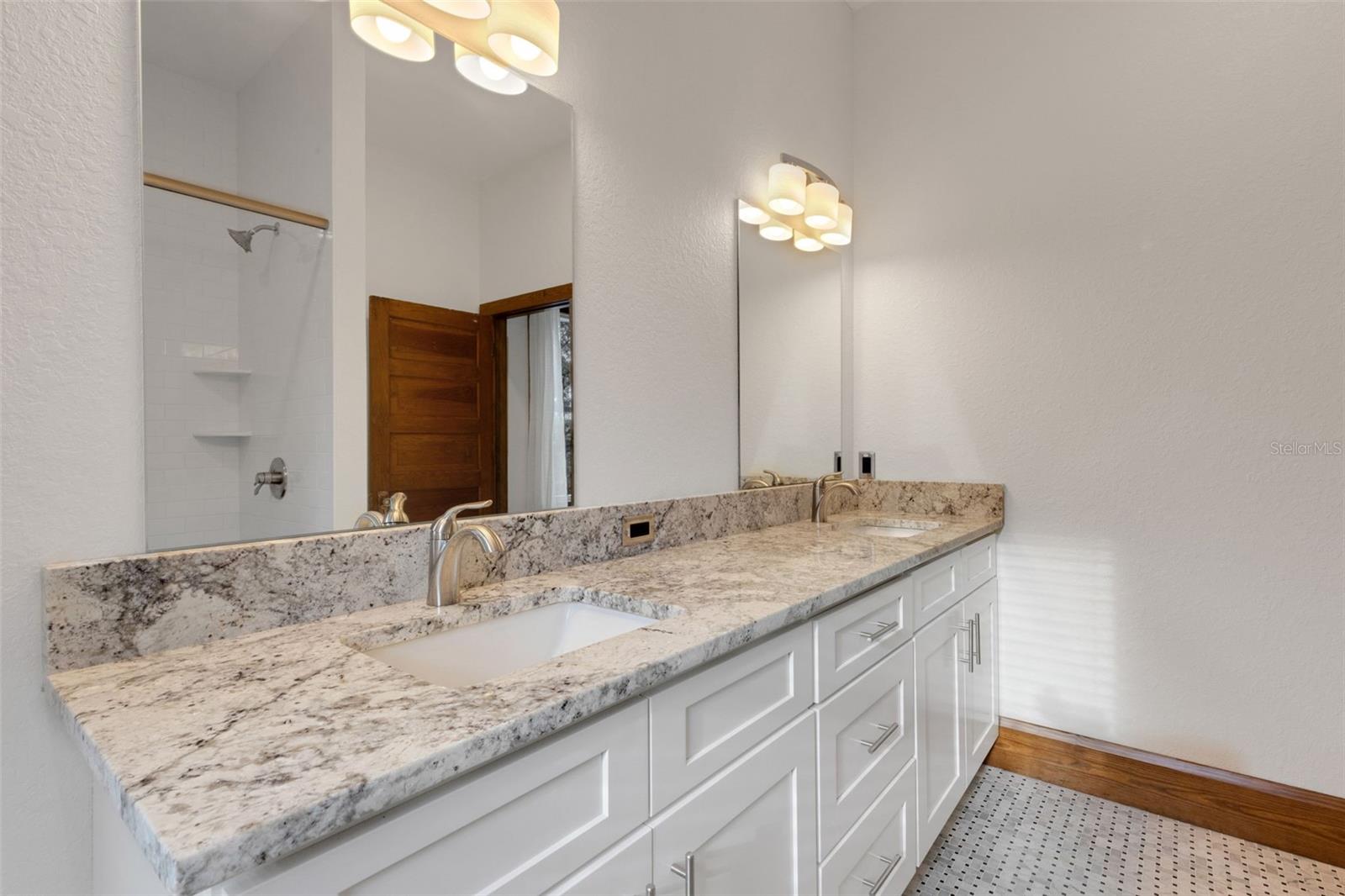 Image 33 of 51 For 711 Lime Street