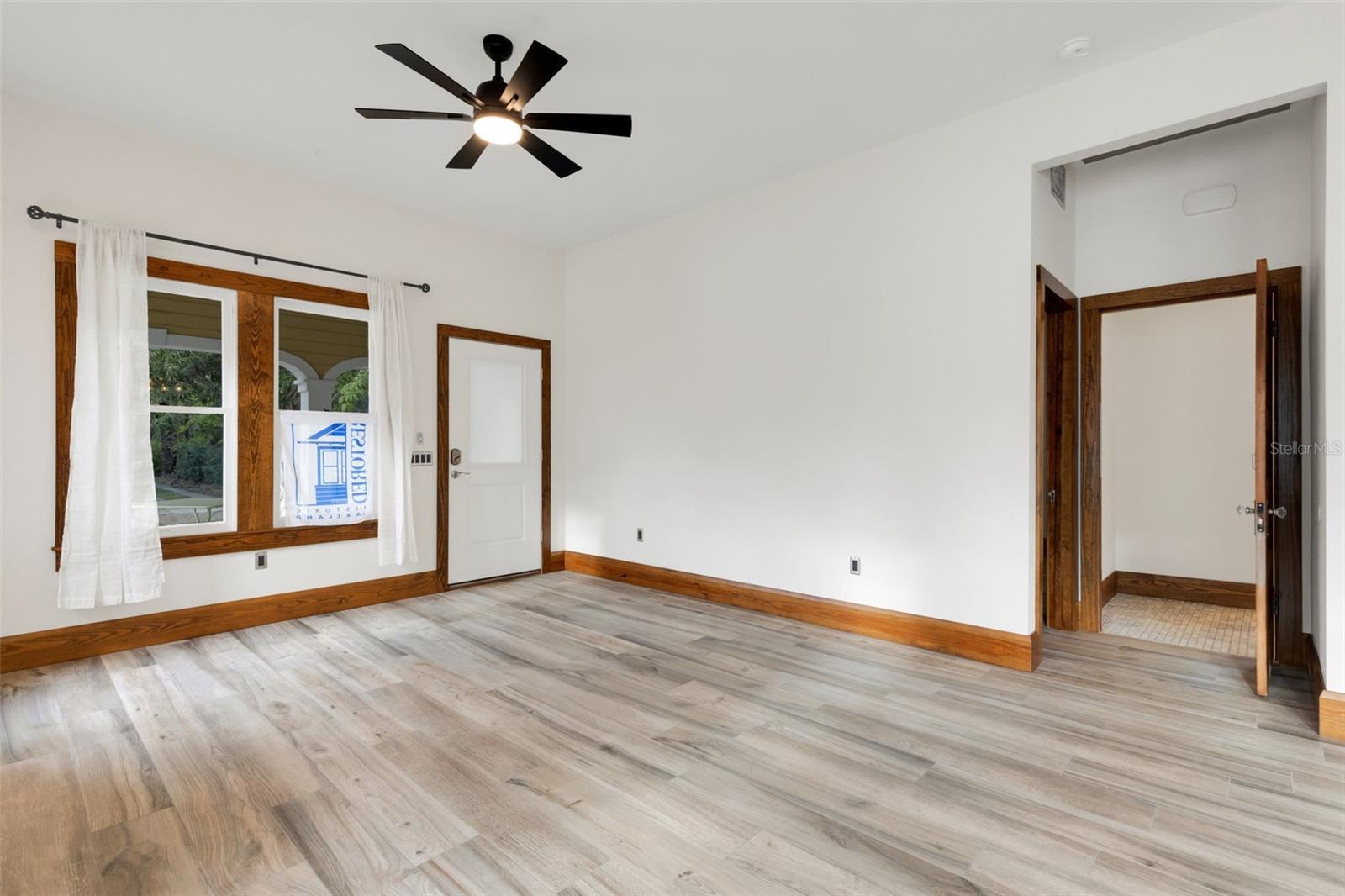 Image 4 of 51 For 711 Lime Street