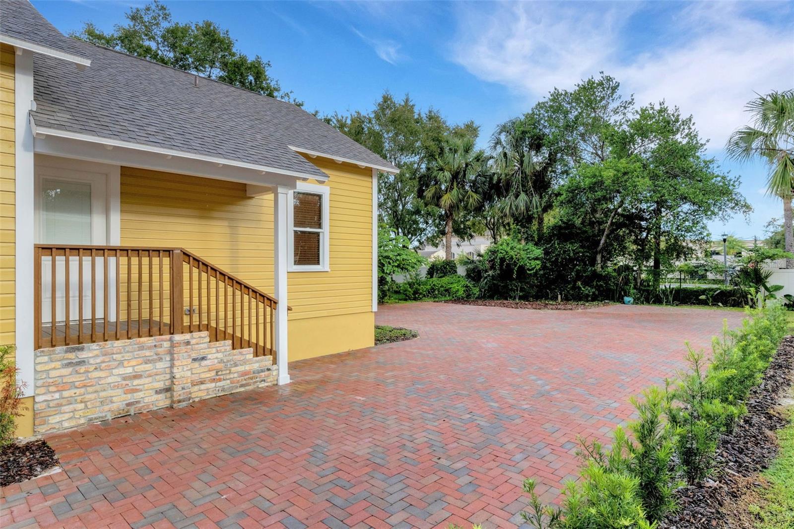 Image 40 of 51 For 711 Lime Street