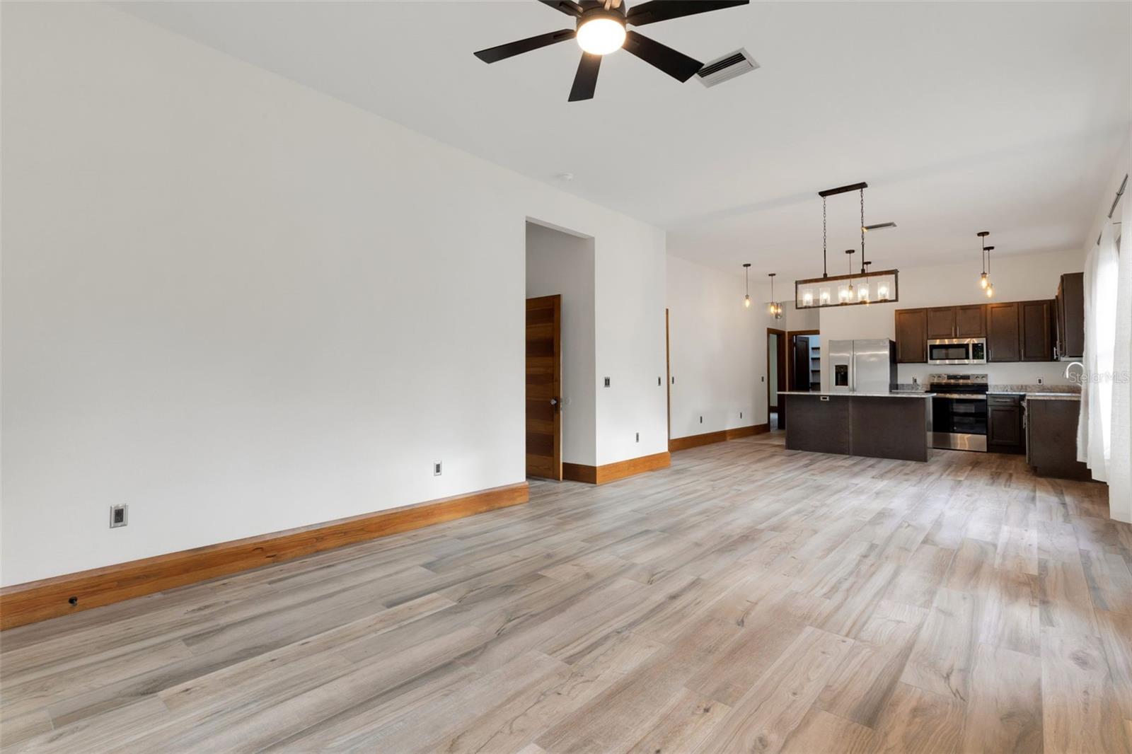 Image 5 of 51 For 711 Lime Street