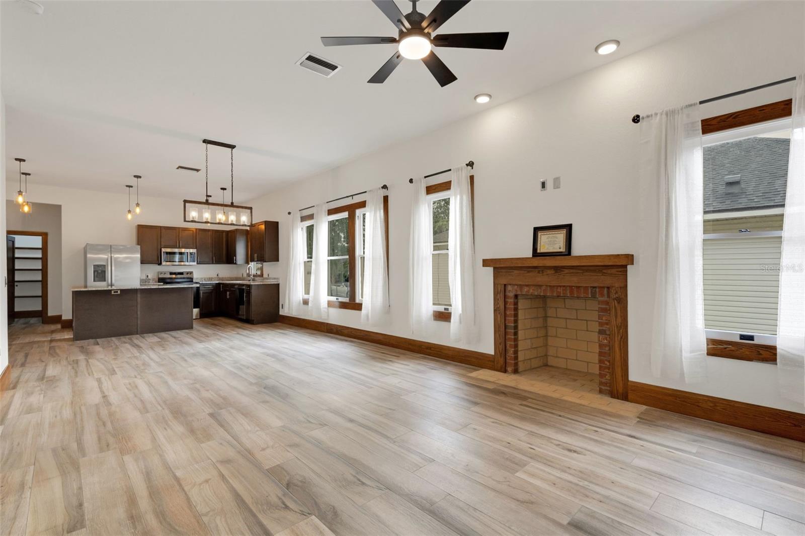 Image 6 of 51 For 711 Lime Street