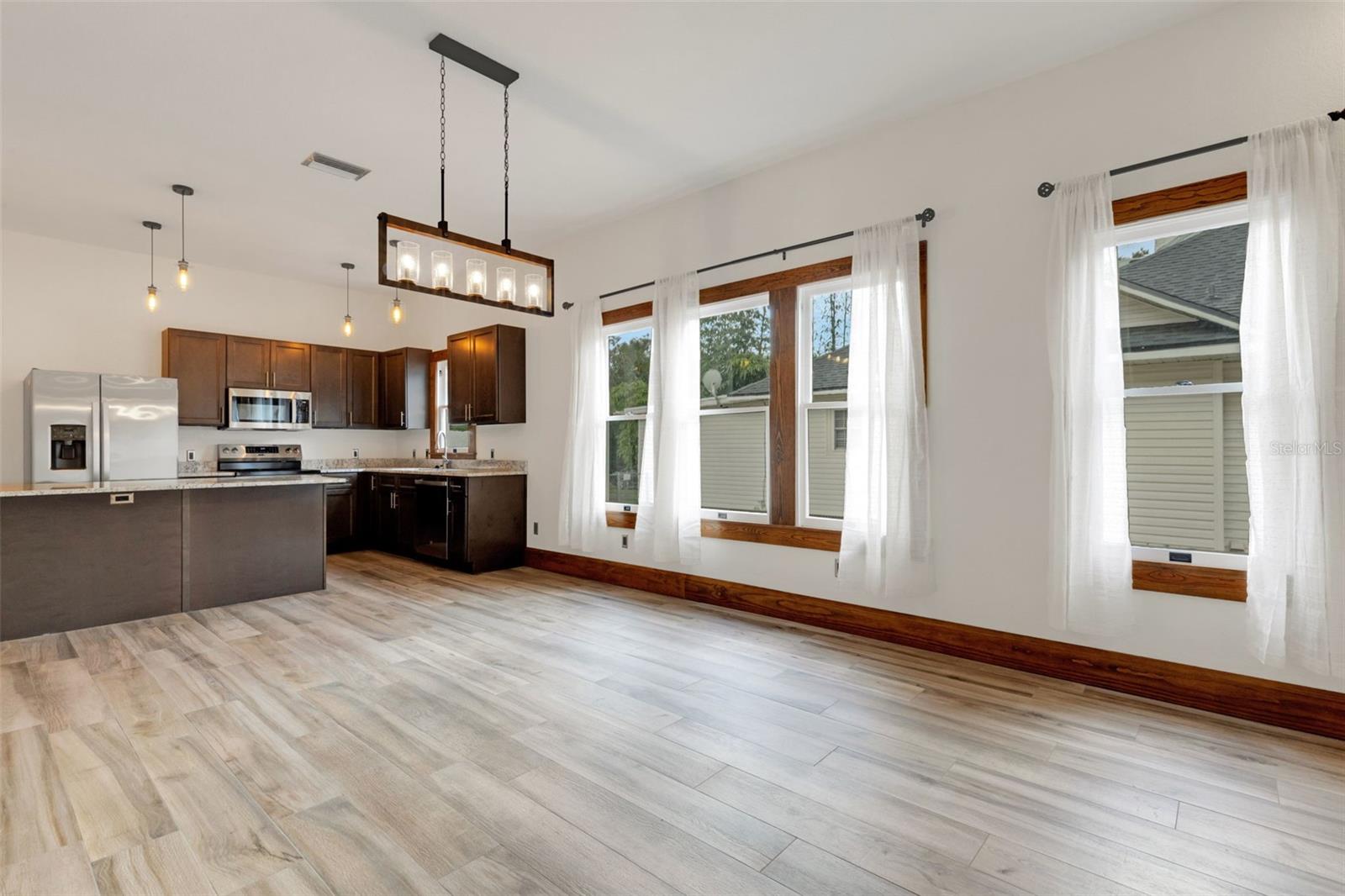 Image 7 of 51 For 711 Lime Street