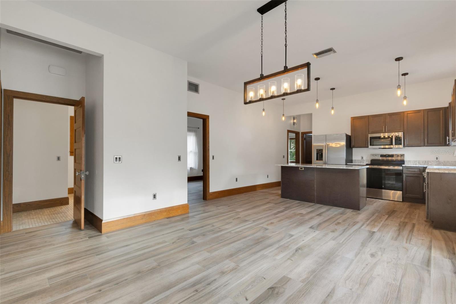 Image 8 of 51 For 711 Lime Street