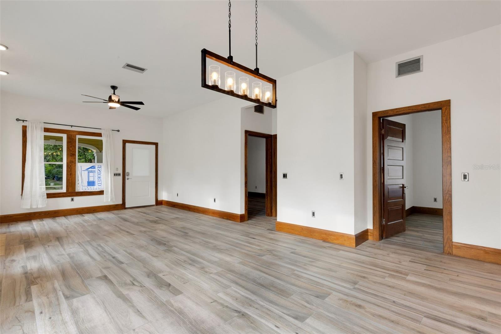 Image 9 of 51 For 711 Lime Street