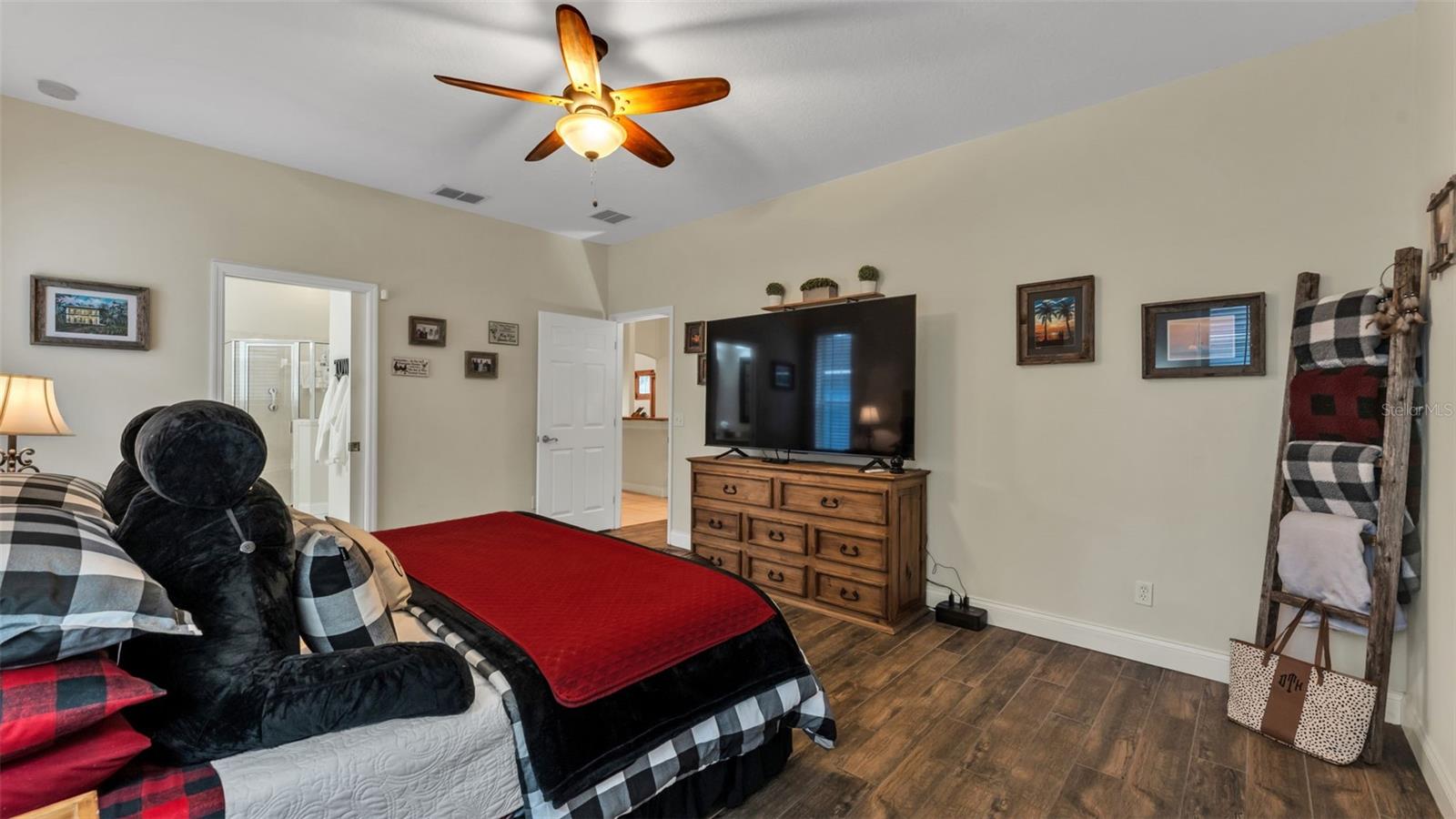 Image 23 of 50 For 781 Country Walk Cove