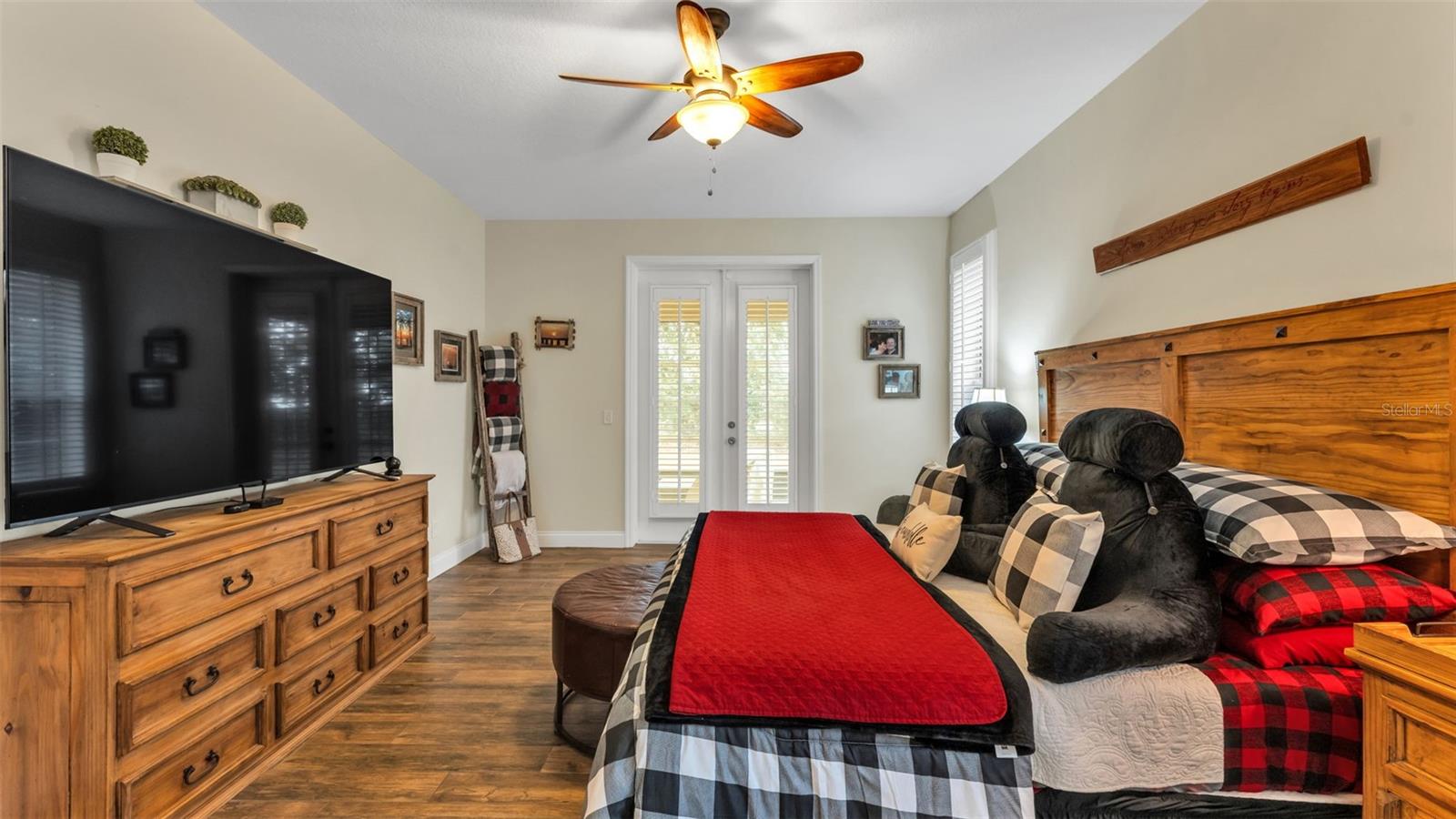 Image 24 of 50 For 781 Country Walk Cove