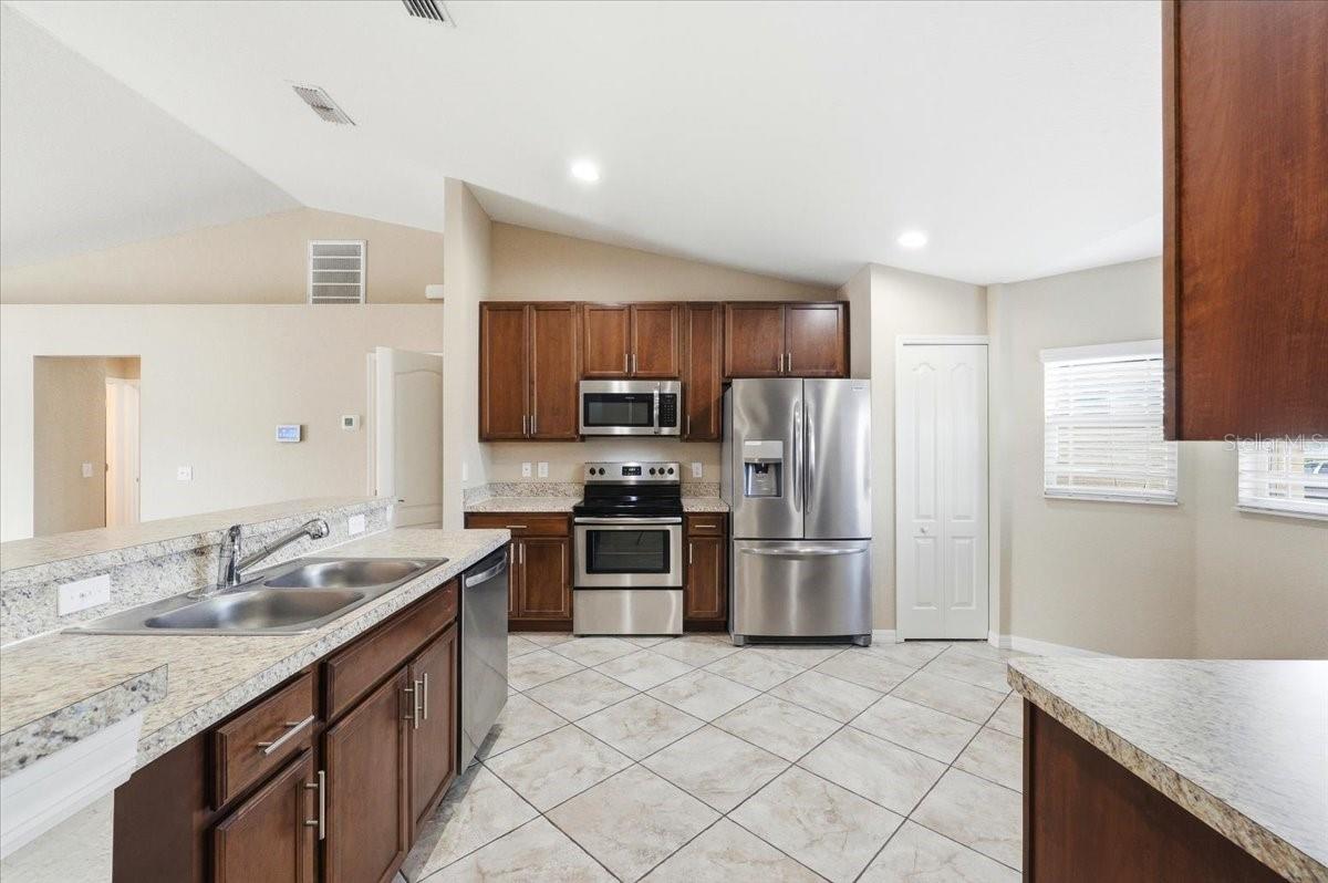 Image 11 of 42 For 185 Kissengen Park Boulevard