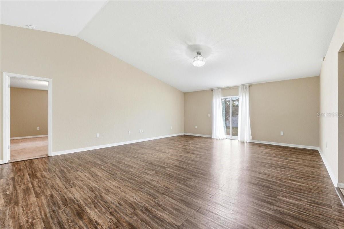 Image 16 of 42 For 185 Kissengen Park Boulevard