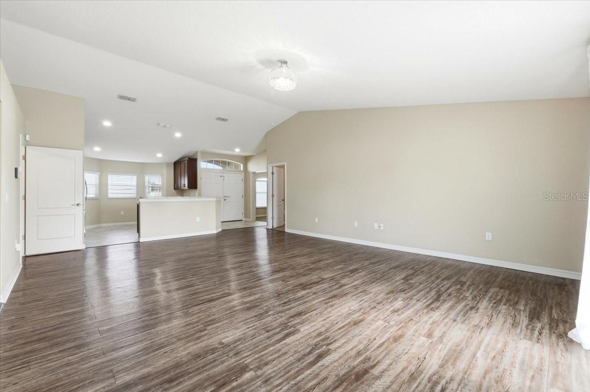 Image 18 of 42 For 185 Kissengen Park Boulevard