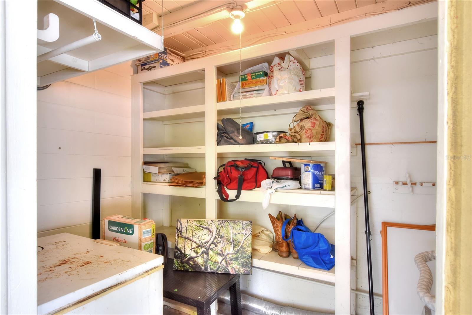 Listing photo id 25 for 1819 Meadowbrook Avenue