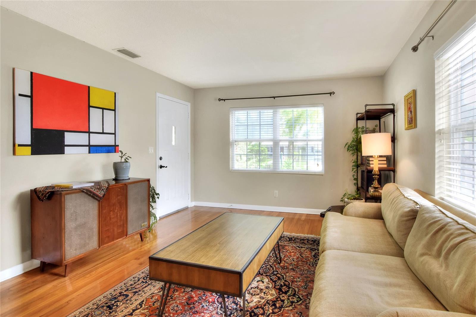 Listing photo id 2 for 1819 Meadowbrook Avenue