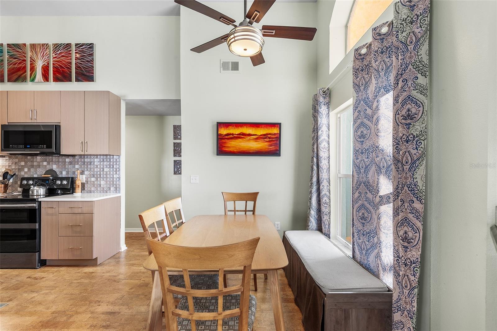 Image 16 of 49 For 221 Grosvenor Loop