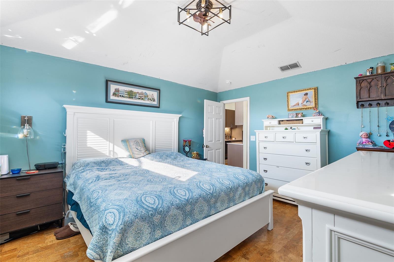 Image 19 of 49 For 221 Grosvenor Loop