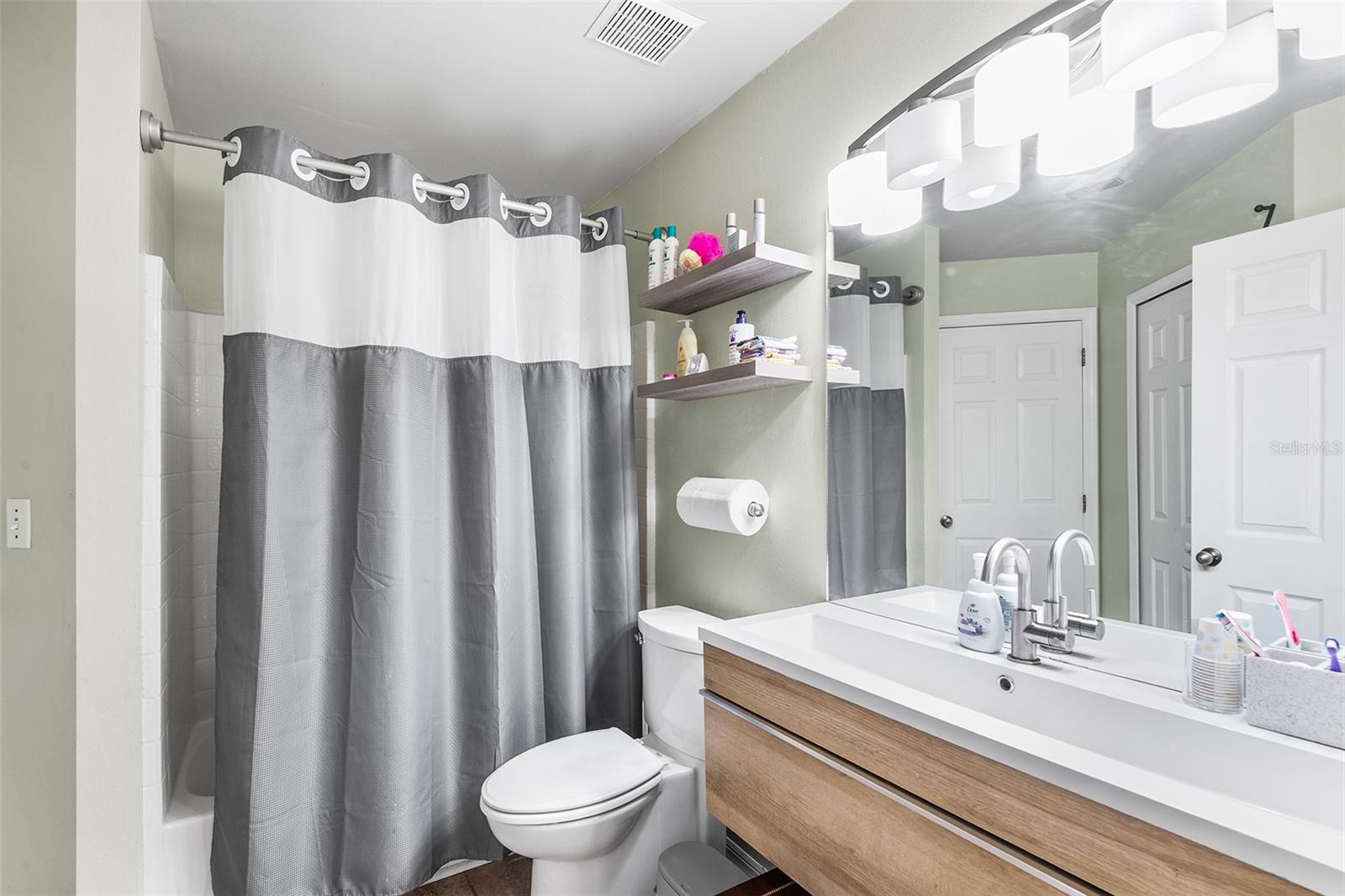 Image 24 of 49 For 221 Grosvenor Loop