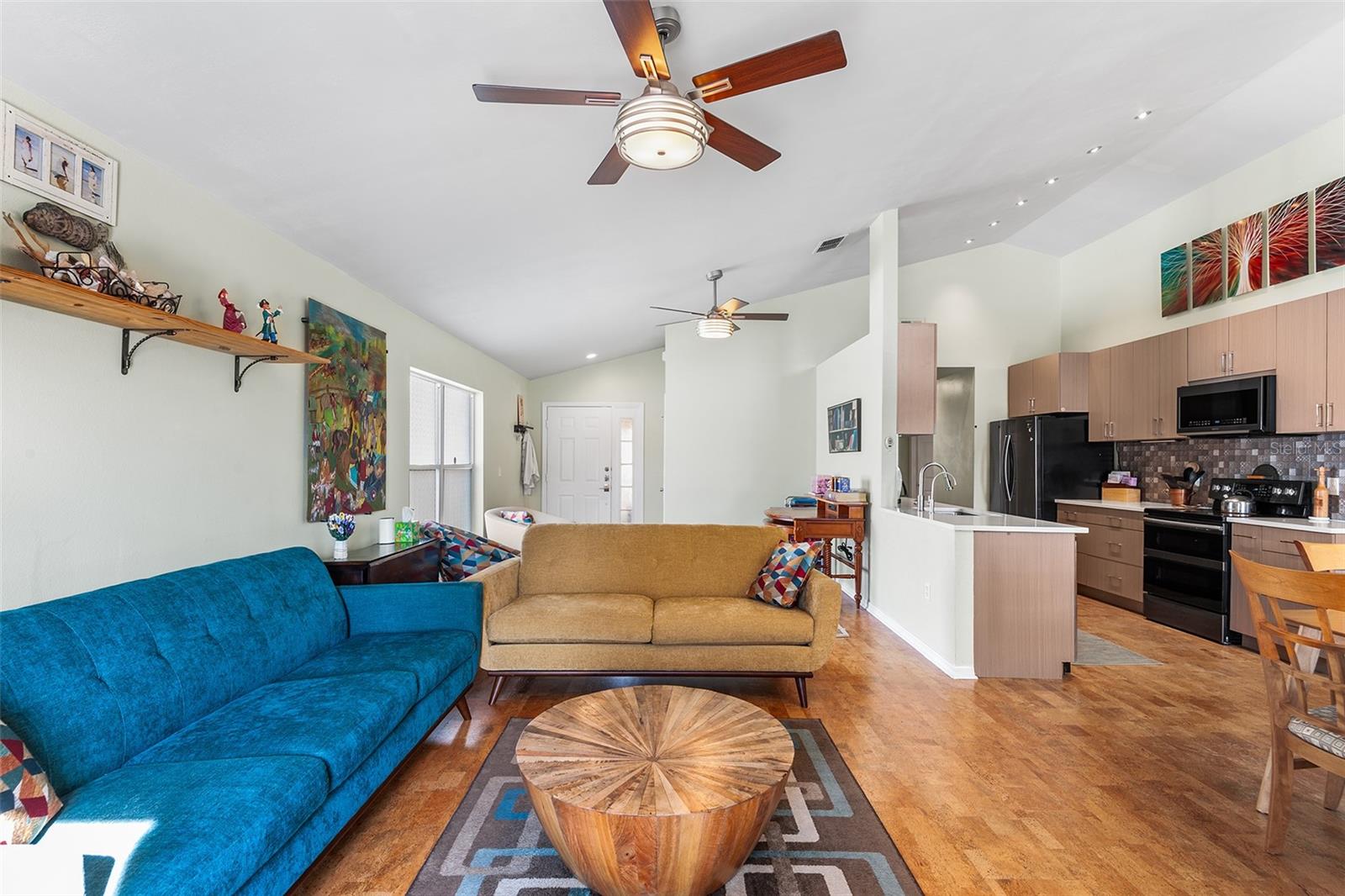 Image 6 of 49 For 221 Grosvenor Loop