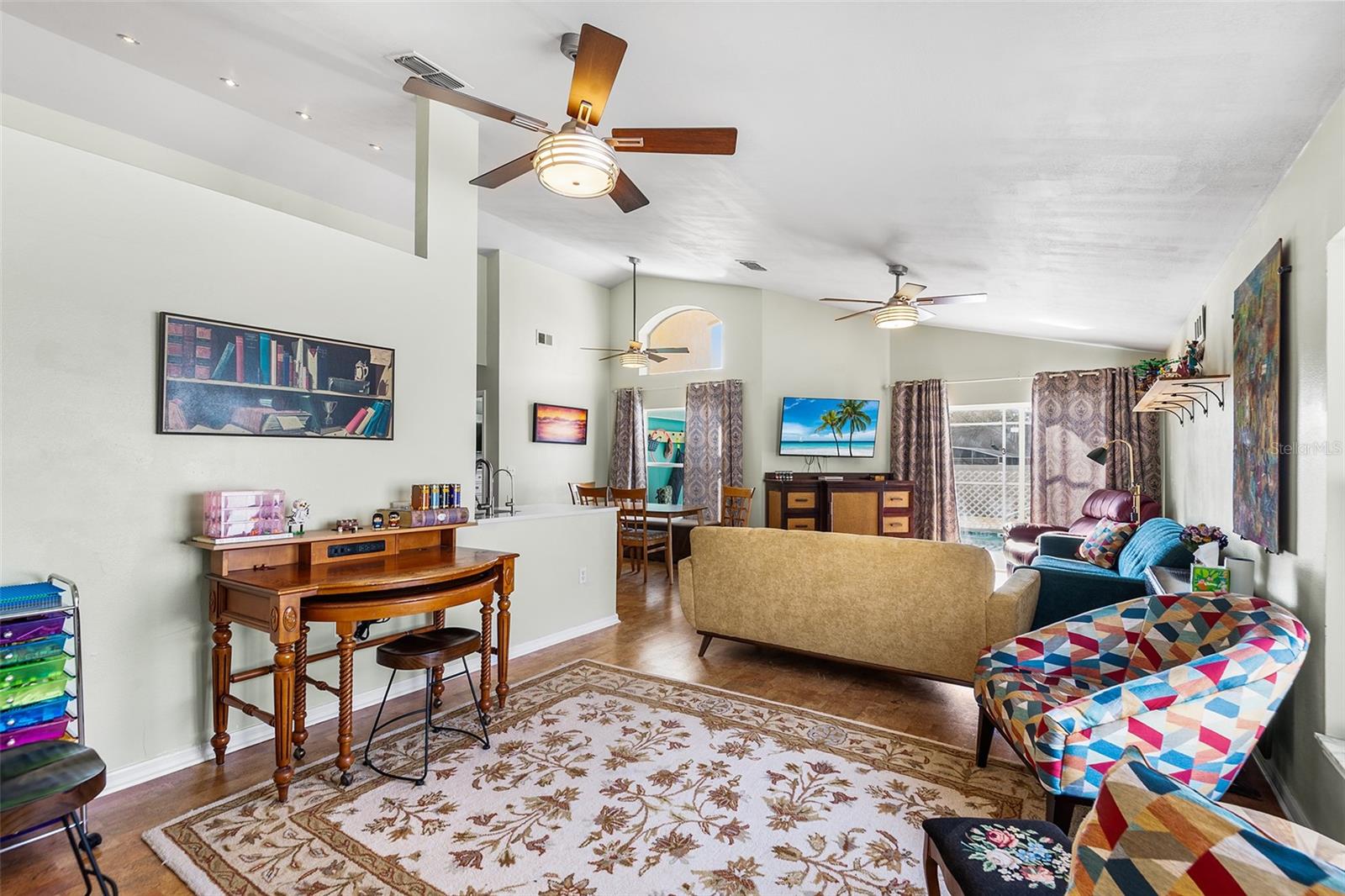 Image 8 of 49 For 221 Grosvenor Loop