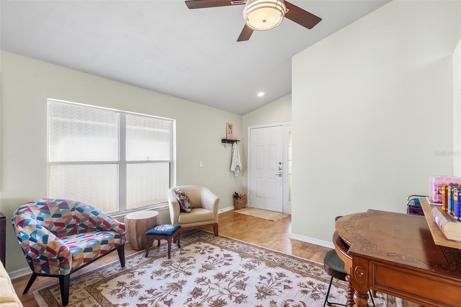 Image 9 of 49 For 221 Grosvenor Loop