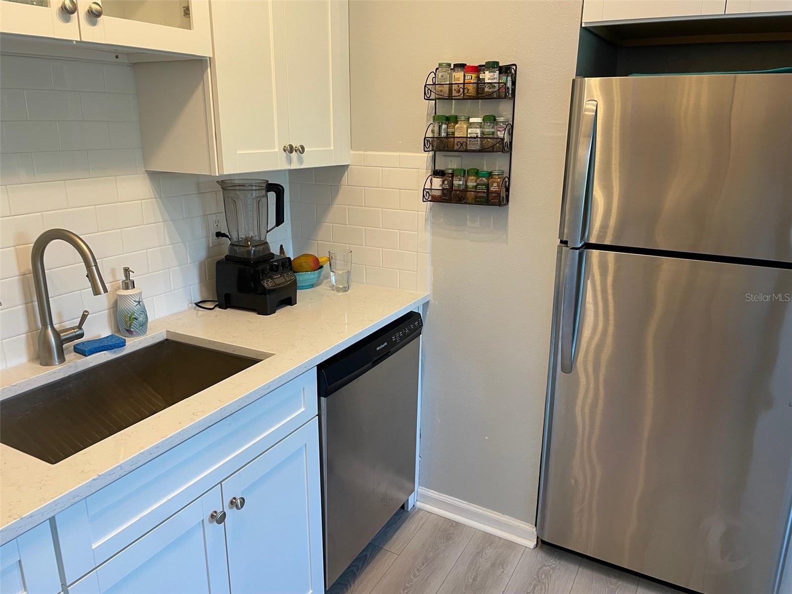 Image 6 of 37 For 249 Pompano Drive Se D