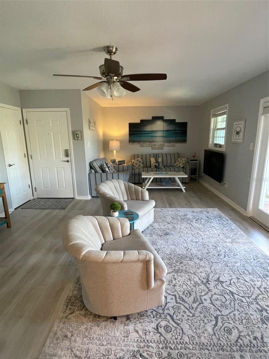 Image 8 of 37 For 249 Pompano Drive Se D