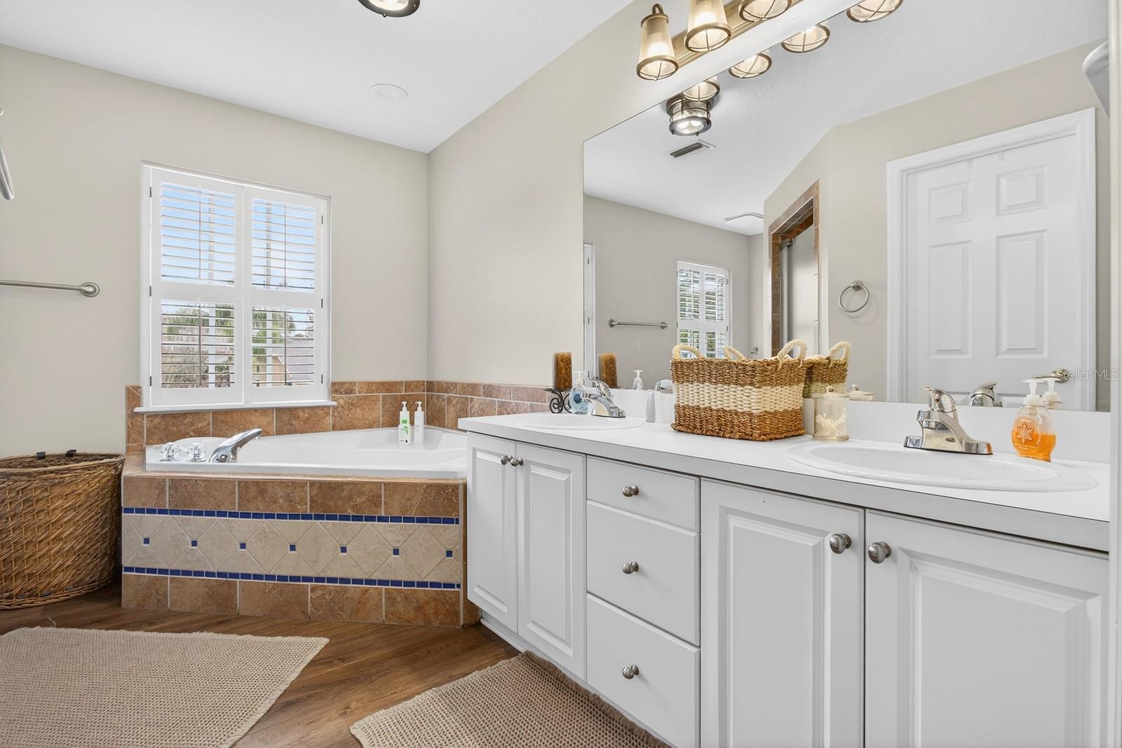 Image 22 of 42 For 5834 Coveview Drive E