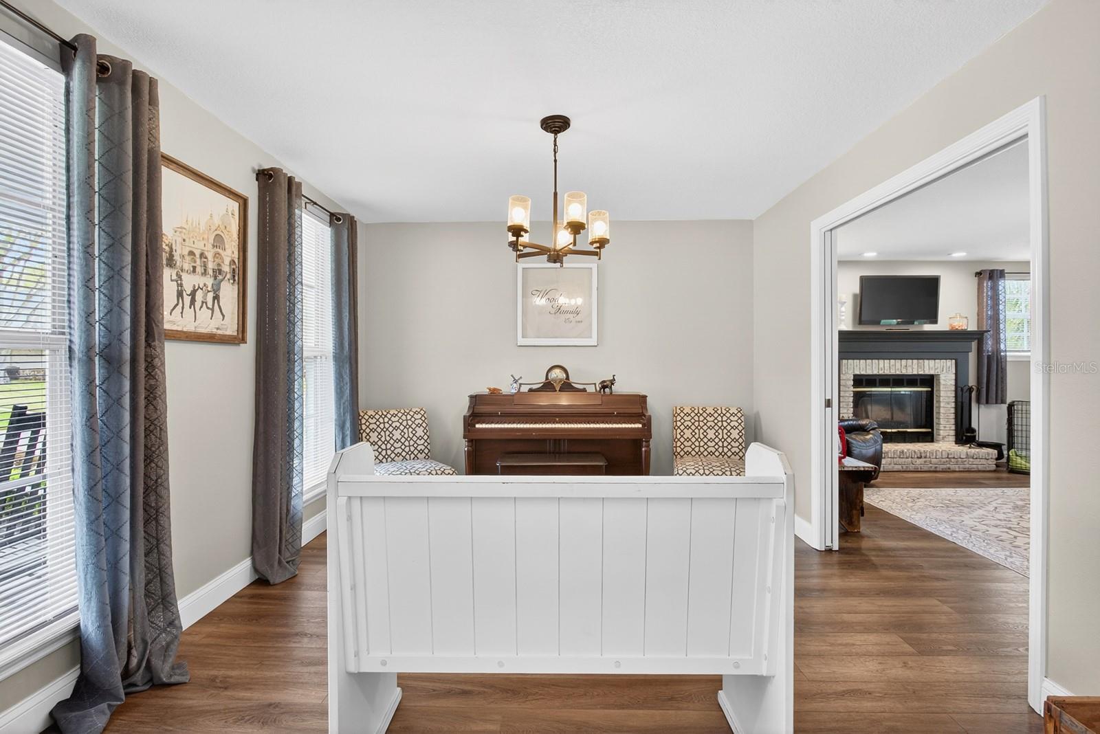 Image 8 of 42 For 5834 Coveview Drive E