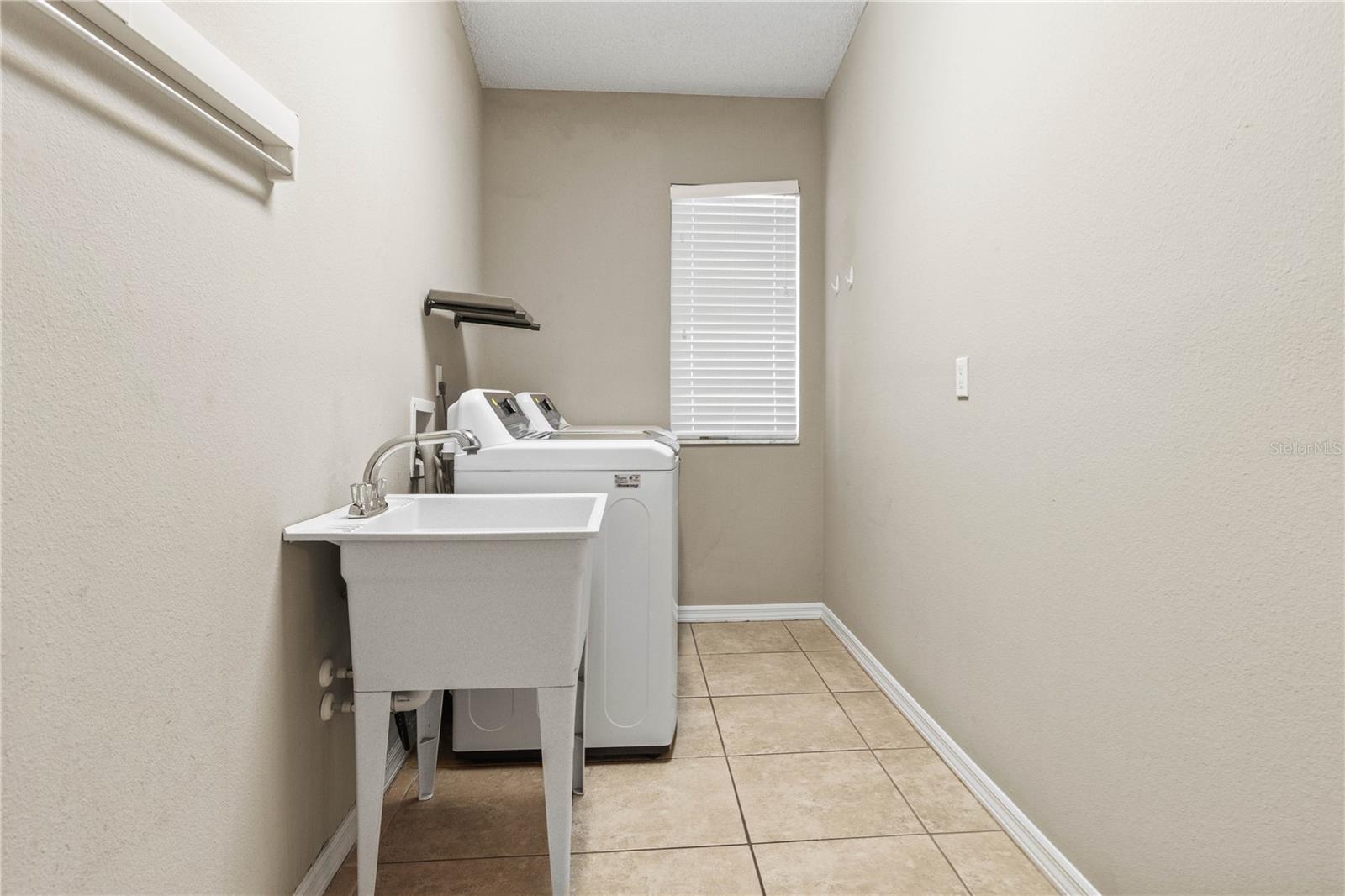 Image 33 of 43 For 509 Century Oak Court