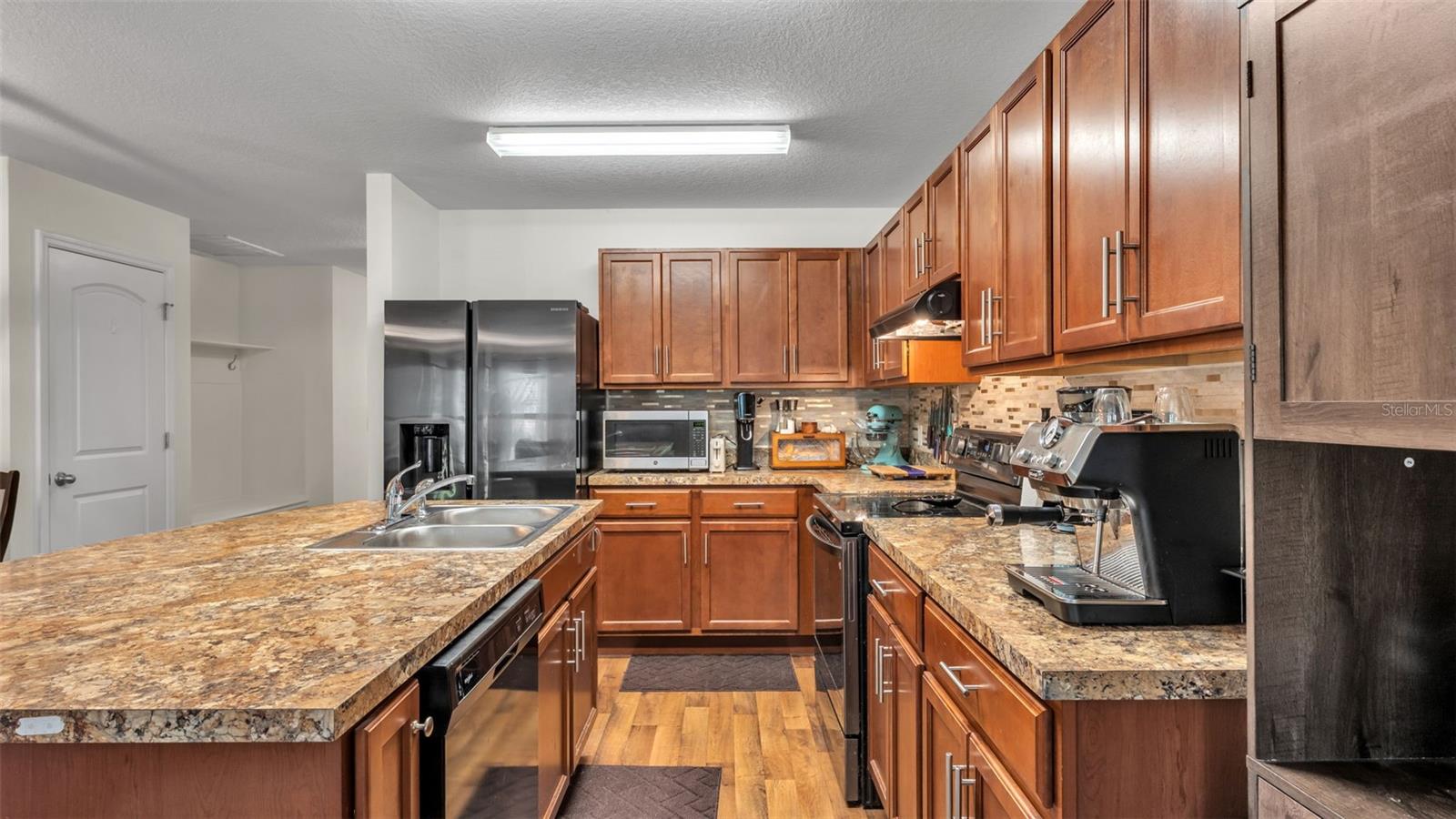 Image 13 of 52 For 5582 Maggiore Boulevard