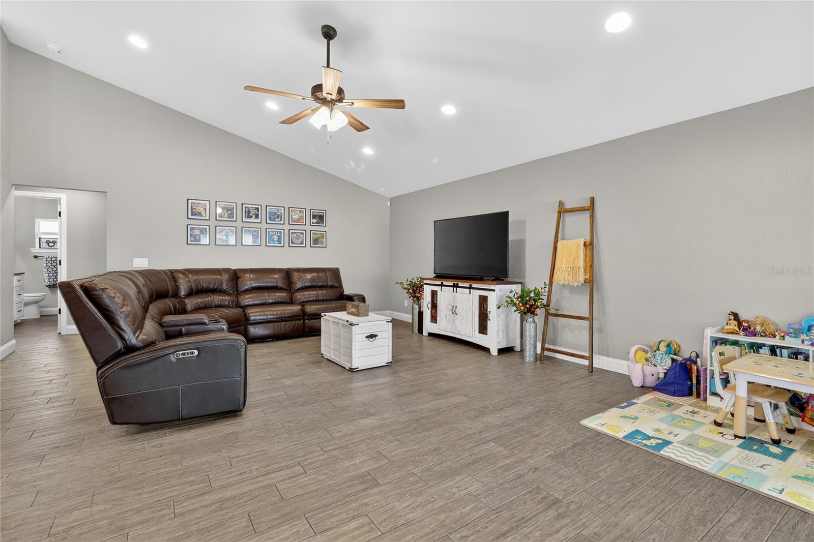 Image 25 of 56 For 143 Bentley Oaks Boulevard