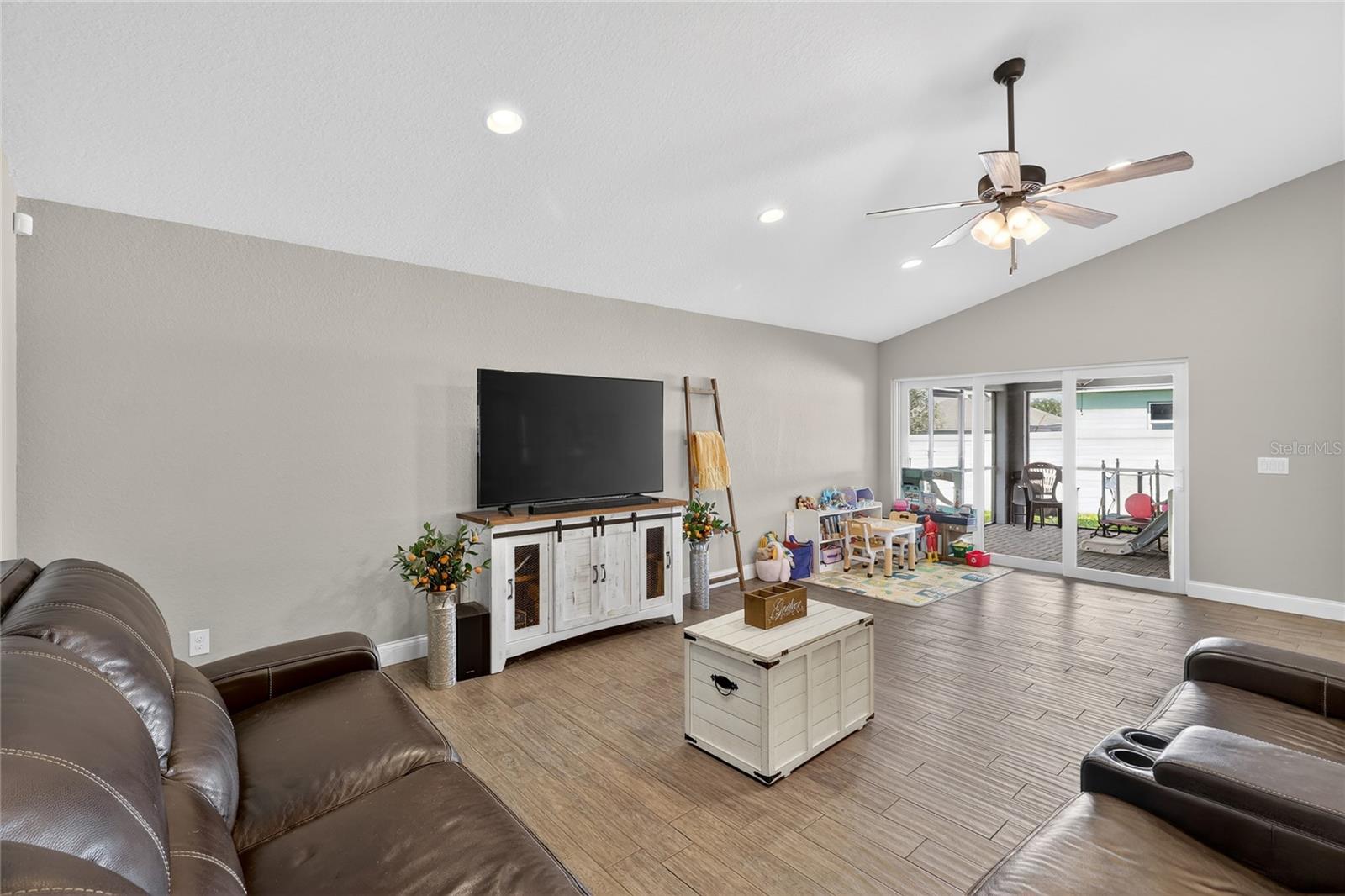 Image 26 of 56 For 143 Bentley Oaks Boulevard