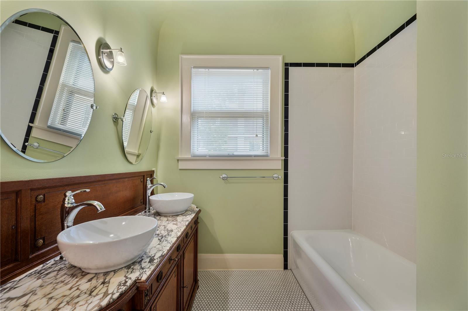 Image 21 of 67 For 832 Success Avenue